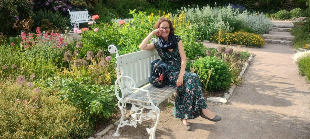 Jsou místa, kde se nám dýchá lehčeji. Kde se myšlenky tiší samy od sebe a tělo se uvolní a povolí napětí, o kterém jsme ani nevěděli. Pro mě jsou takovým místem zahrady.